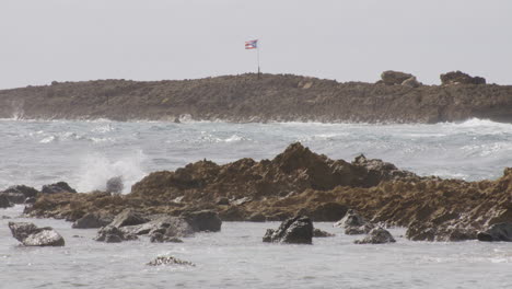 Bandera-De-Puerto-Rico-Ondeando-En-Una-Colina-Junto-Al-Mar-De-Olas-En-La-Orilla