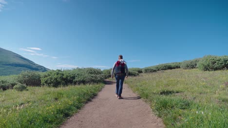 Wanderer-Geht-Auf-Einem-Weg-|-Mount-Bierstadt,-Colorado