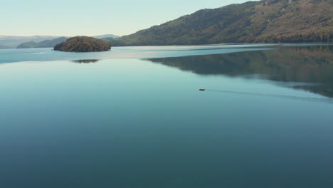 Antena---Hermoso-Reflejo-Y-Bote-En-Hermoso-Lago,-Neuquen,-Argentina,-Adelante