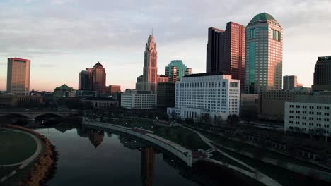 Drone-Sobre-El-Centro-De-Columbus,-Oh-Al-Amanecer