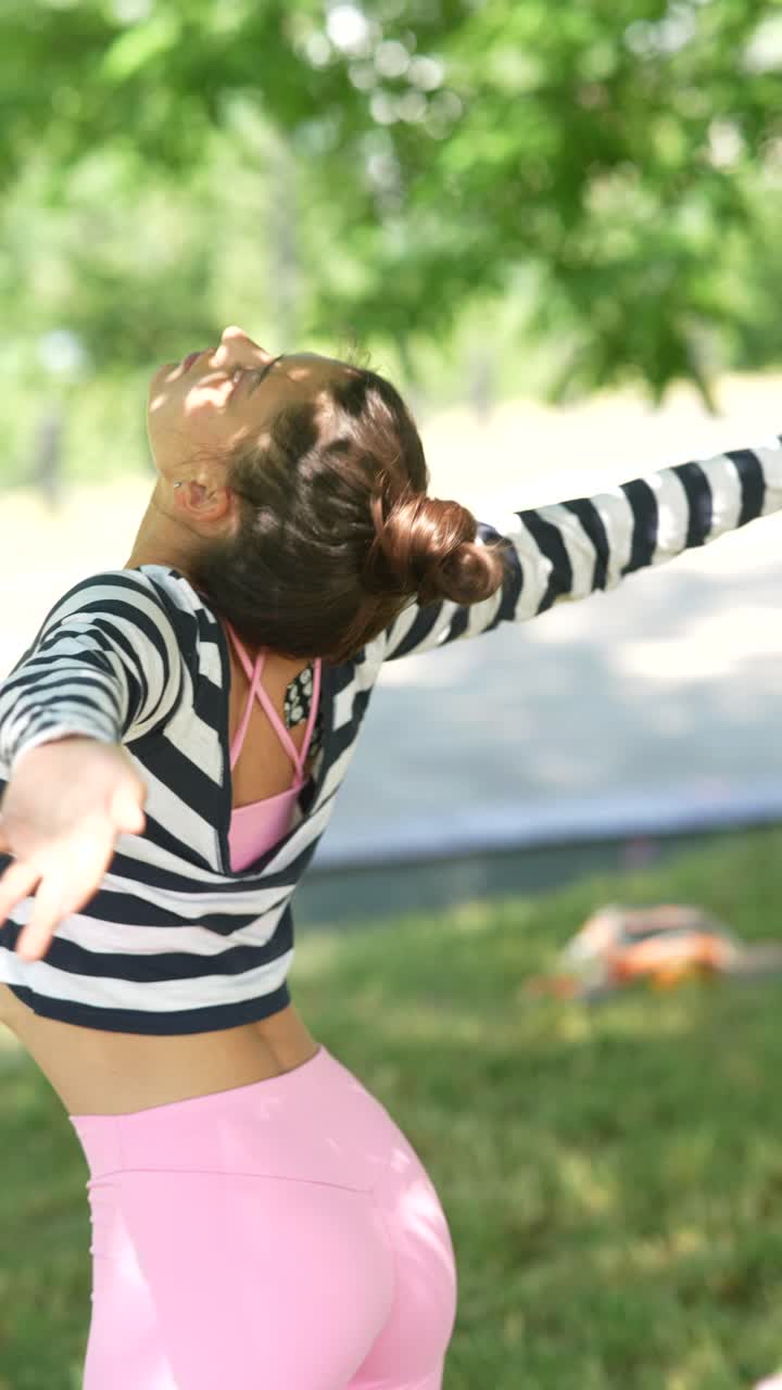 mujer haciendo yoga al aire libre