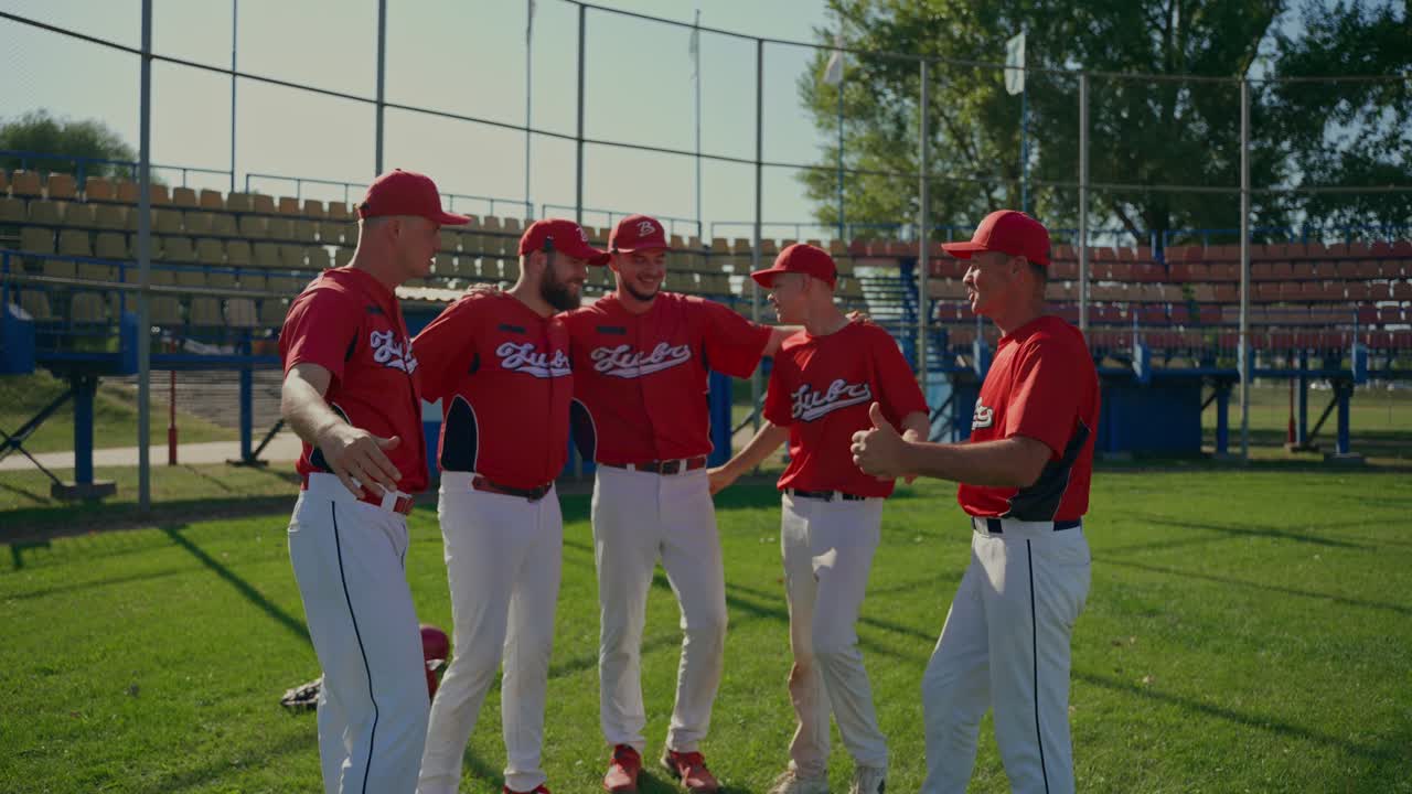 La squadra di baseball festeggia la vittoria