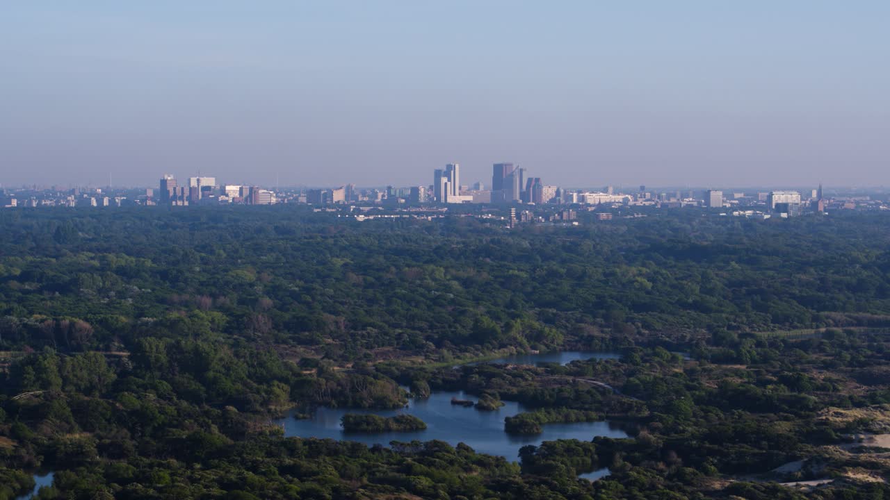 공중 트럭은 덴 하그 시를 배경으로 메이젠델 언덕의 넓은 샷을 남겼습니다.