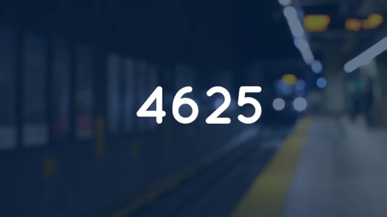 números crecientes contra el tren que llega a la estación de tren en el fondo