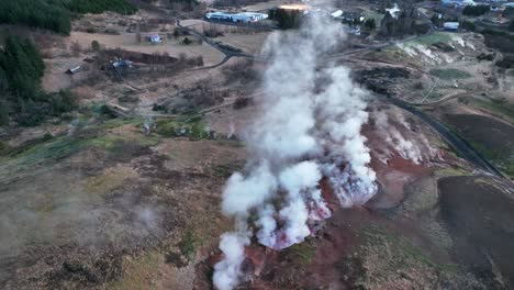 emisión de humo de aguas termales en el parque geotérmico de hverir, hveragerdi, sur de islandia