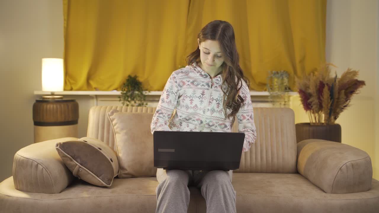 la joven está enojada y tratando de averiguarlo.