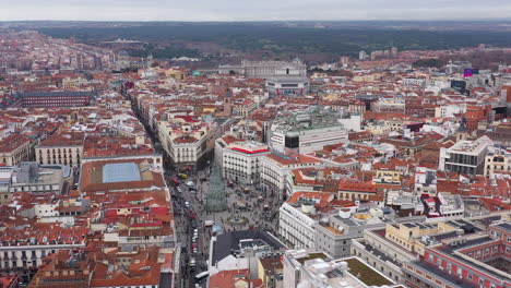 Toma-Aérea-De-La-Puerta-Del-Sol-De-Madrid-Durante-El-Invierno-En-España.