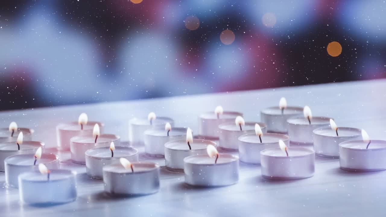 velas combinadas con la nieve que cae