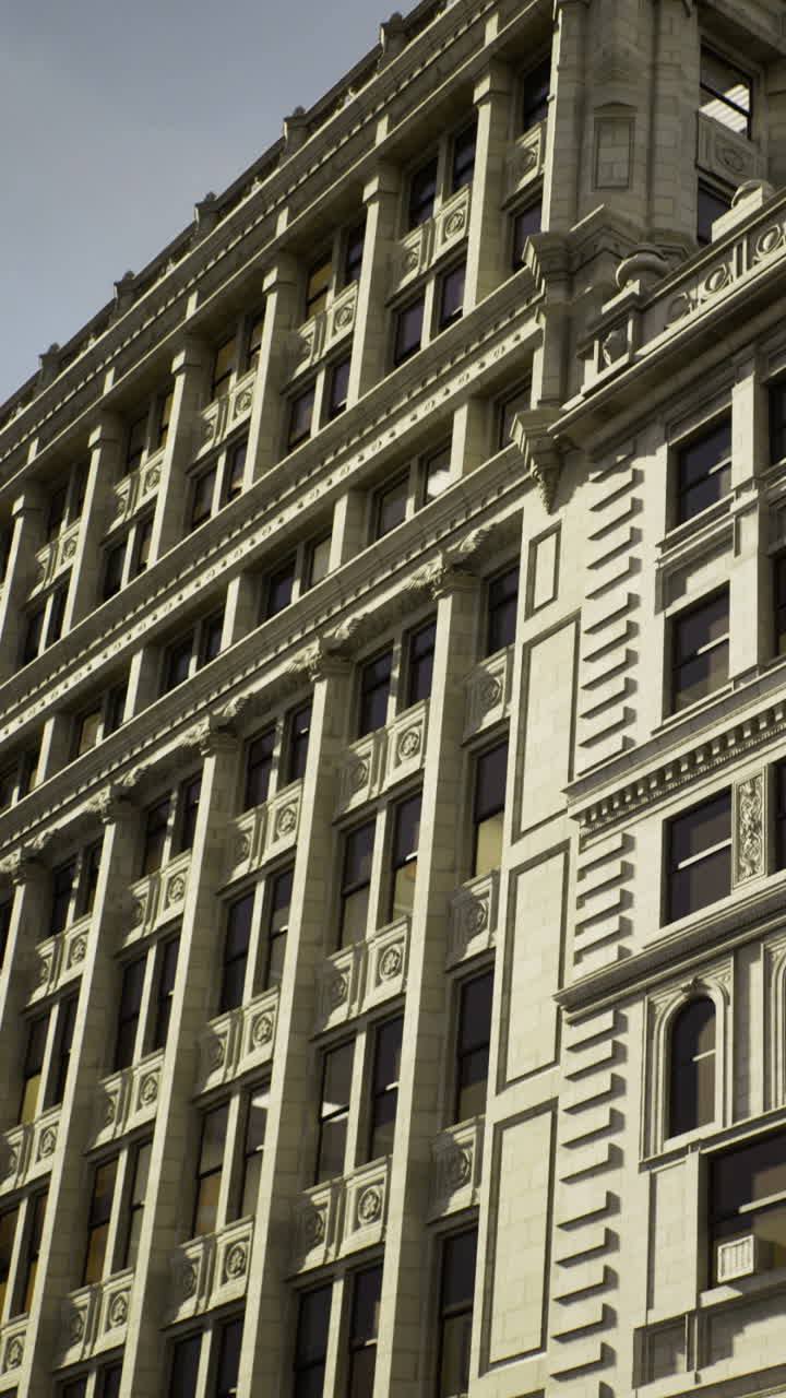 Edificio storico con architettura dettagliata in un contesto urbano durante il giorno.