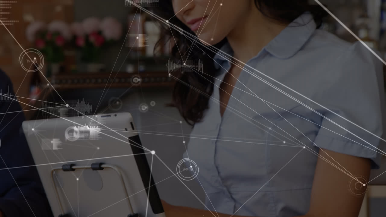 태블릿을 사용하는 두 인종의 여성에 대한 연결 네트워크의 애니메이션