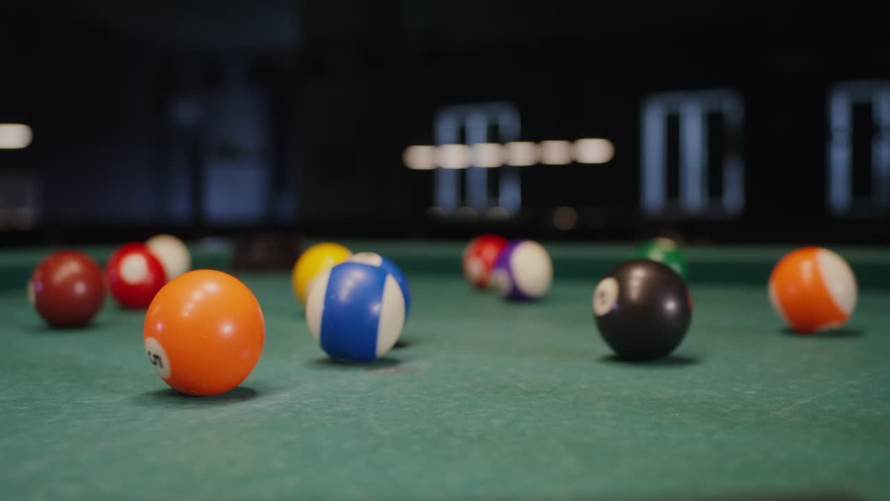 Palle da biliardo su un tavolo da biliardo