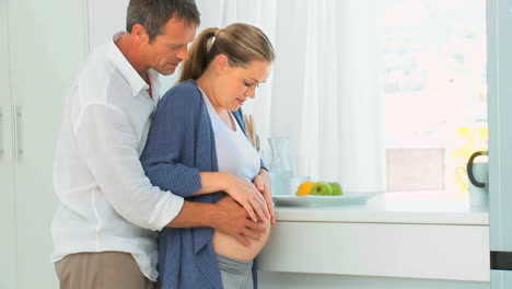 Cute-future-parents-in-the-kitchen