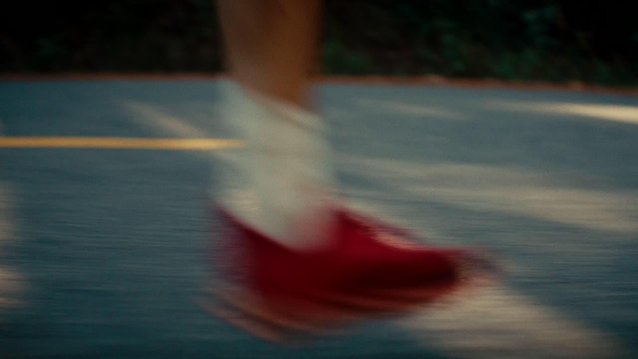 Persona che corre su una strada