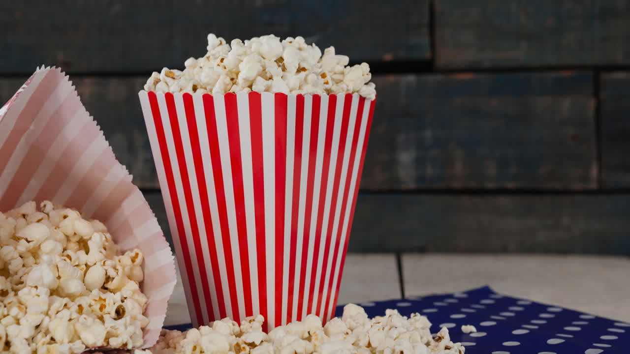 木製の壁の上のポップコーン箱のアニメーション