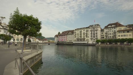 Establecimiento-De-Una-Toma-De-Los-Pintorescos-Edificios-Del-Casco-Antiguo-De-Lucerna-Junto-Al-Río-Reuss-Durante-El-Día,-Suiza