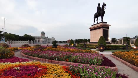 Estatua-Ecuestre-Del-Rey-Chulalongkorn-En-La-Plaza-Dusit-Palce-Con-El-Palacio-Dusit-Al-Fondo,-Tailandia