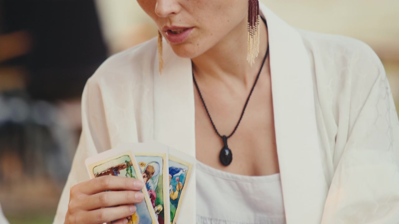 Mujer realizando una lectura de cartas del tarot para un cliente