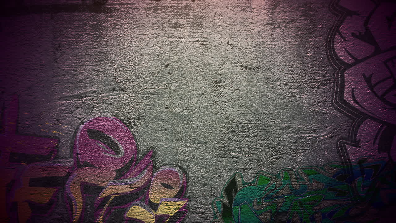 Panorama della parete grunge di un edificio in strada in un giorno d'estate