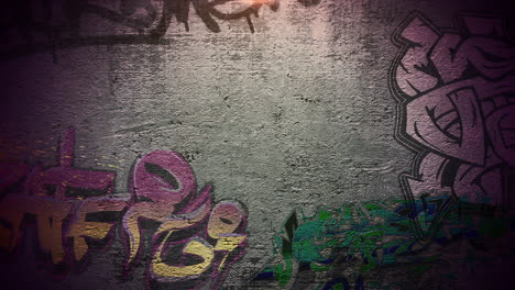 panorama de la pared del grunge del edificio en la calle en el día de verano