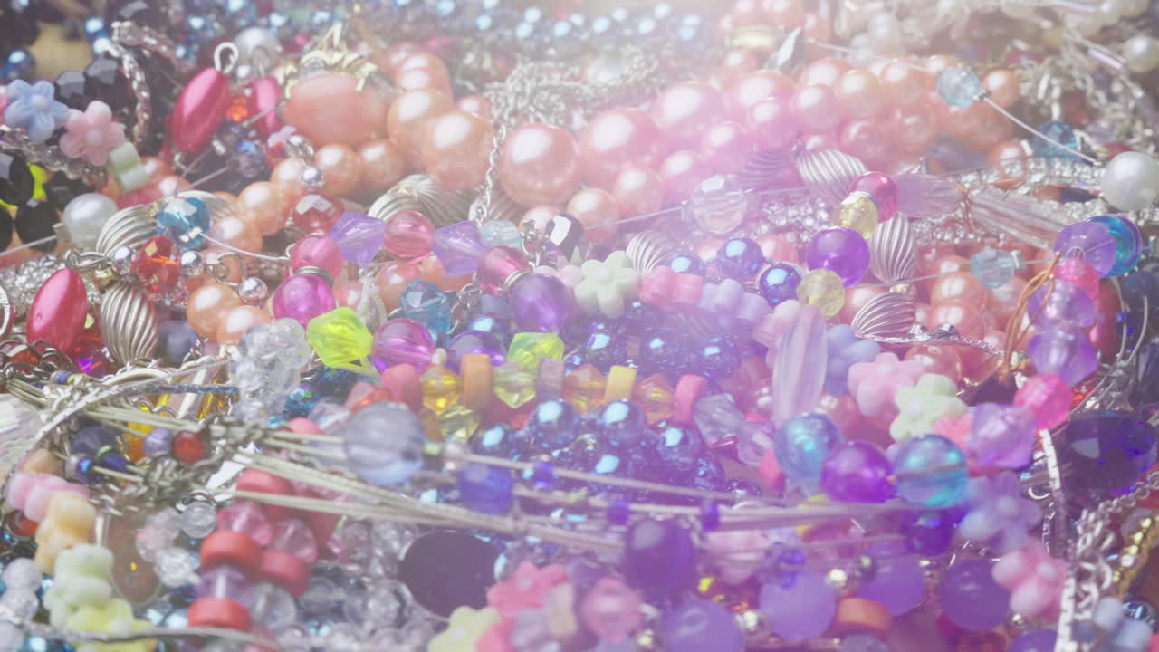 muchas joyas femeninas diferentes, cuentas y pulseras de colores, video 4k