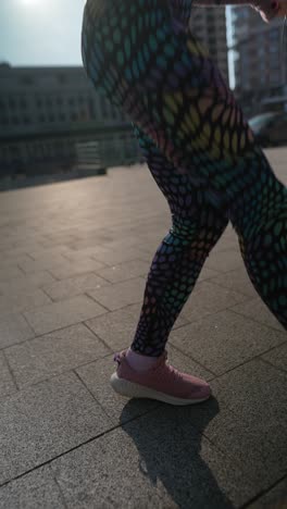 mulher a correr ao ar livre