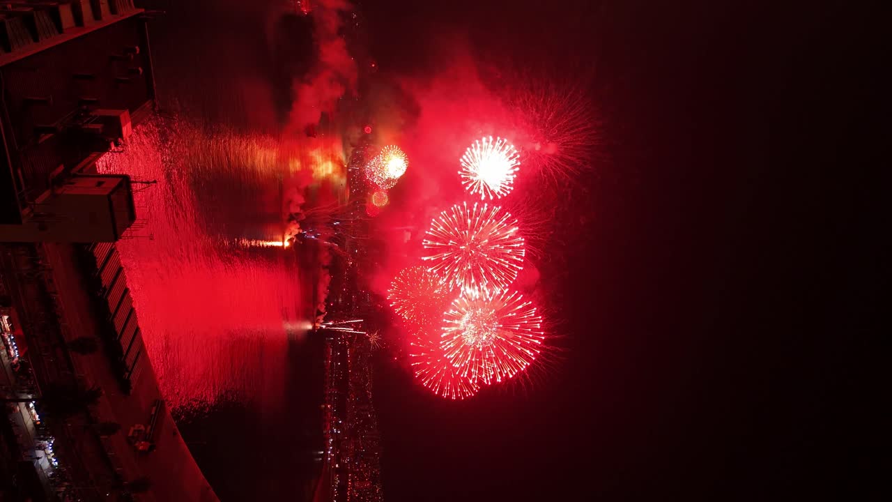 vista vertical de la costa de valparaíso por la noche en chile con fuegos artificiales coordinados desde barcos