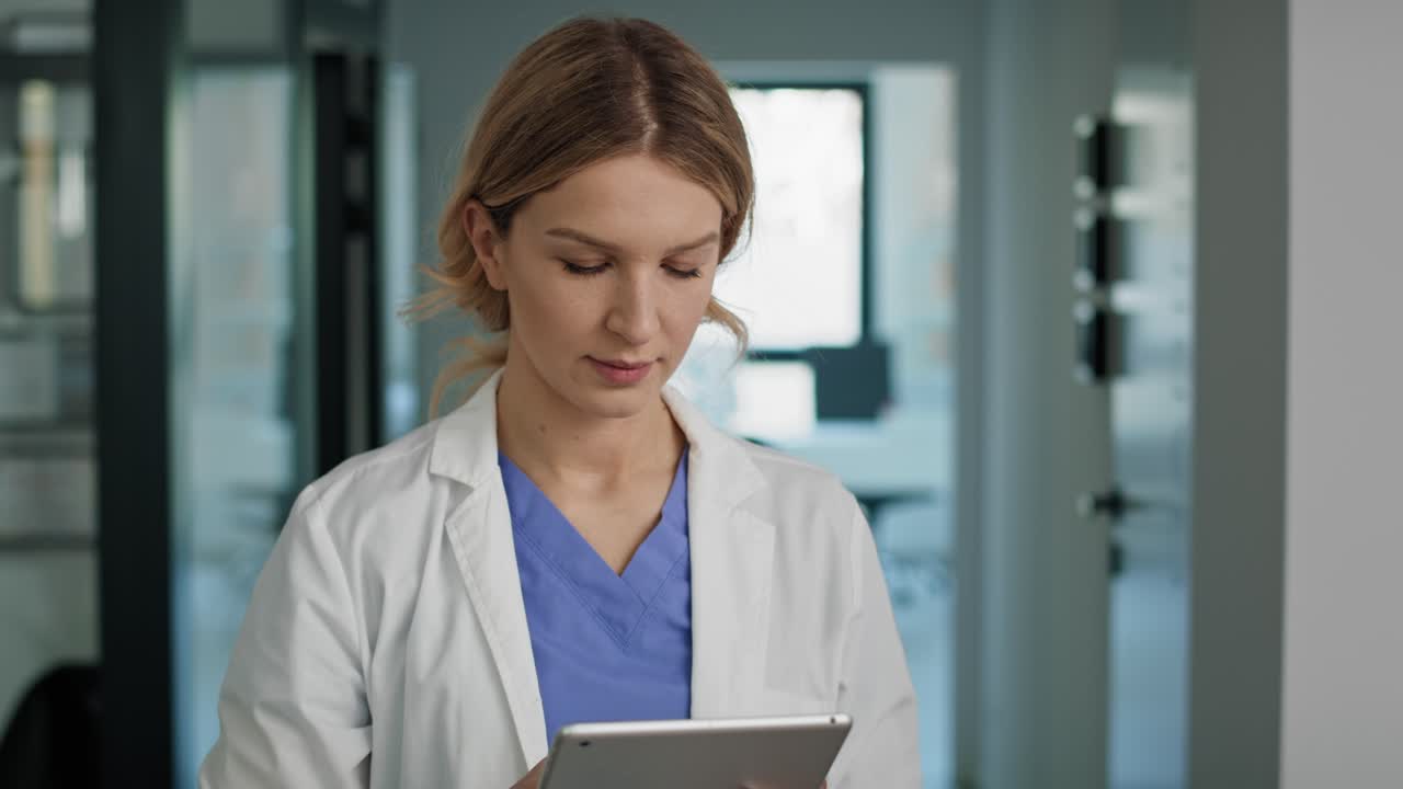 el hombre mayor hace hablar con el médico en la sala de espera.