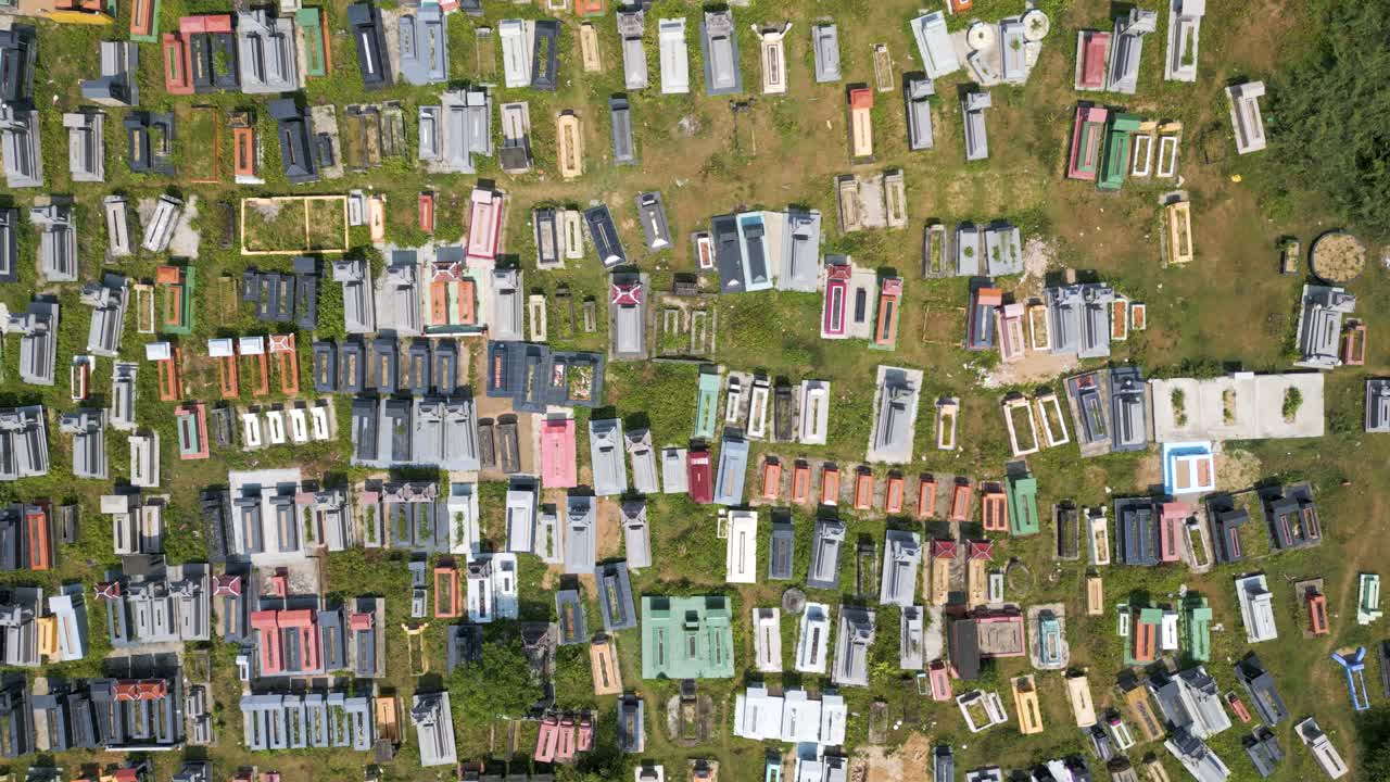 무작위로 배열된 무덤이 있는 기능 장애가 있는 묘지 위의 전망