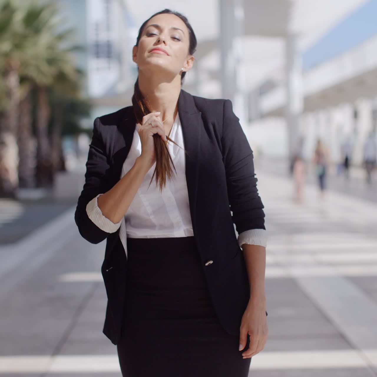 elegante mujer de negocios caminando por la ciudad