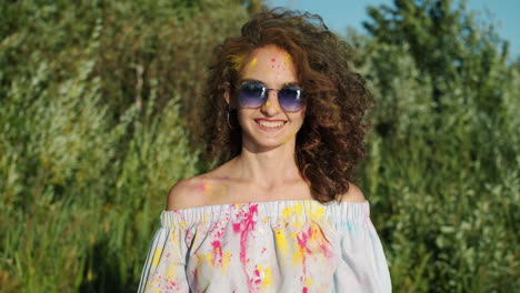 mujer celebrando el festival de holi
