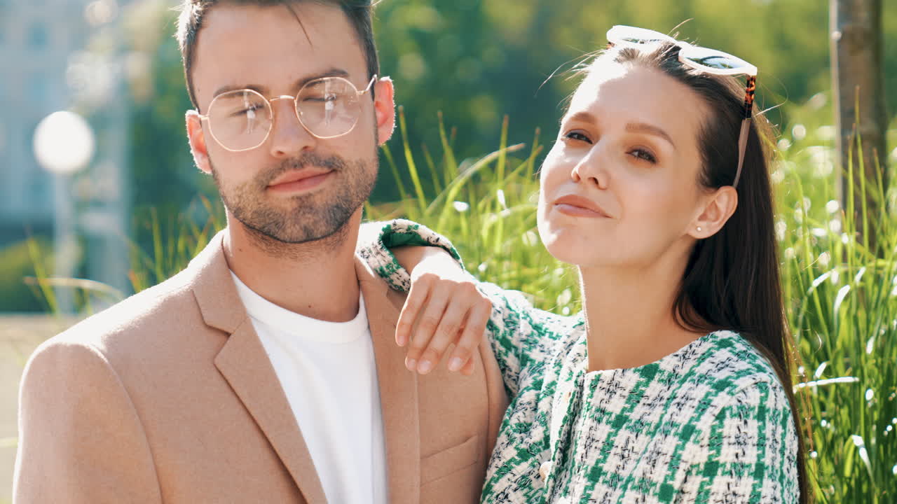 야외에서 포즈를 취하는 커플