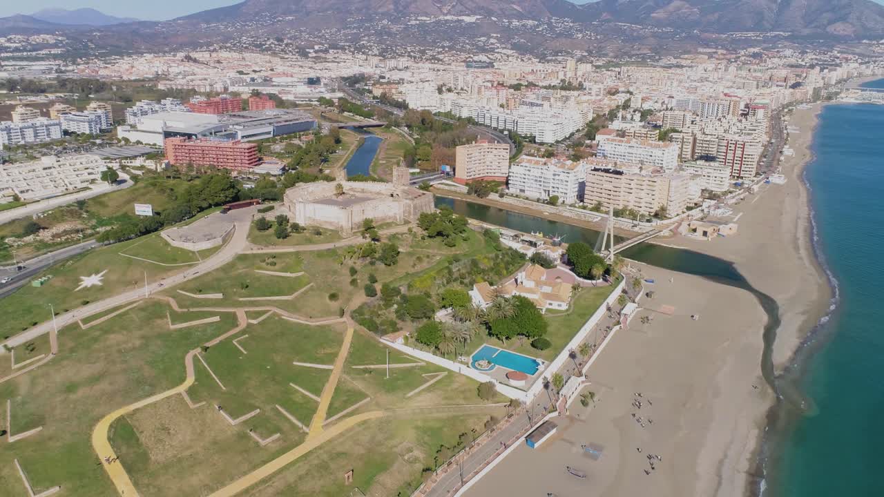 vista aérea soleada del histórico castillo costero en los suburbios de fuengirola, españa