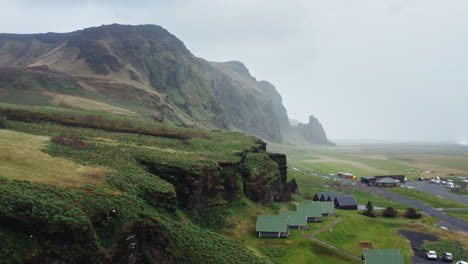 Luftdrohnenaufnahme-Der-Atemberaubenden-Küstenlandschaft-In-Südisland