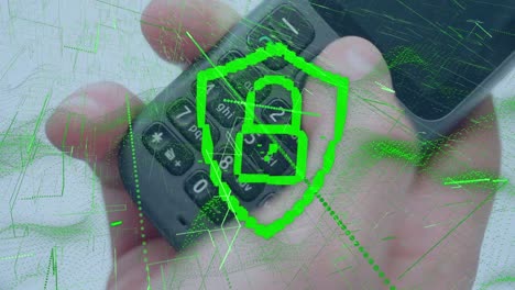 animación de candado digital y líneas verdes sobre las manos de un hombre caucásico usando un teléfono celular antiguo