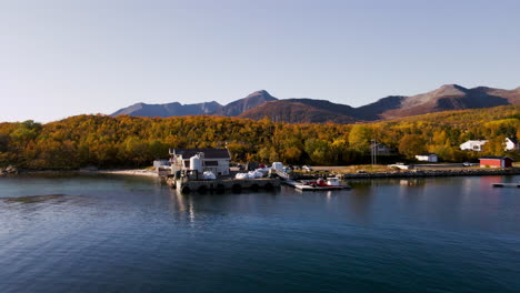 Instalación-De-Piscicultura-En-La-Isla-De-Senja,-Troms-Og-Finnmark,-Noruega-Con-árboles-De-Otoño-En-El-Fondo