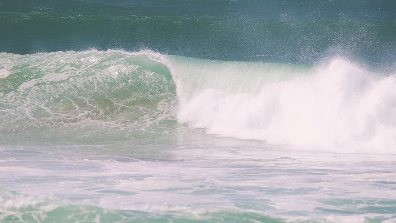 큰 바다 파도가 배럴을 형성하고 태평양 해역에 강렬하게 부히고 있습니다.