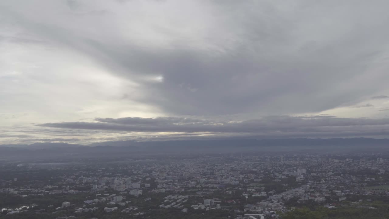 아름답게 떠다니는 구름을 볼 수 있는 높은 관점의 타임 스 비디오