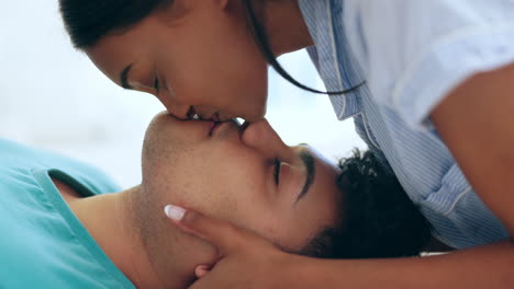 cara, cama y pareja con amor