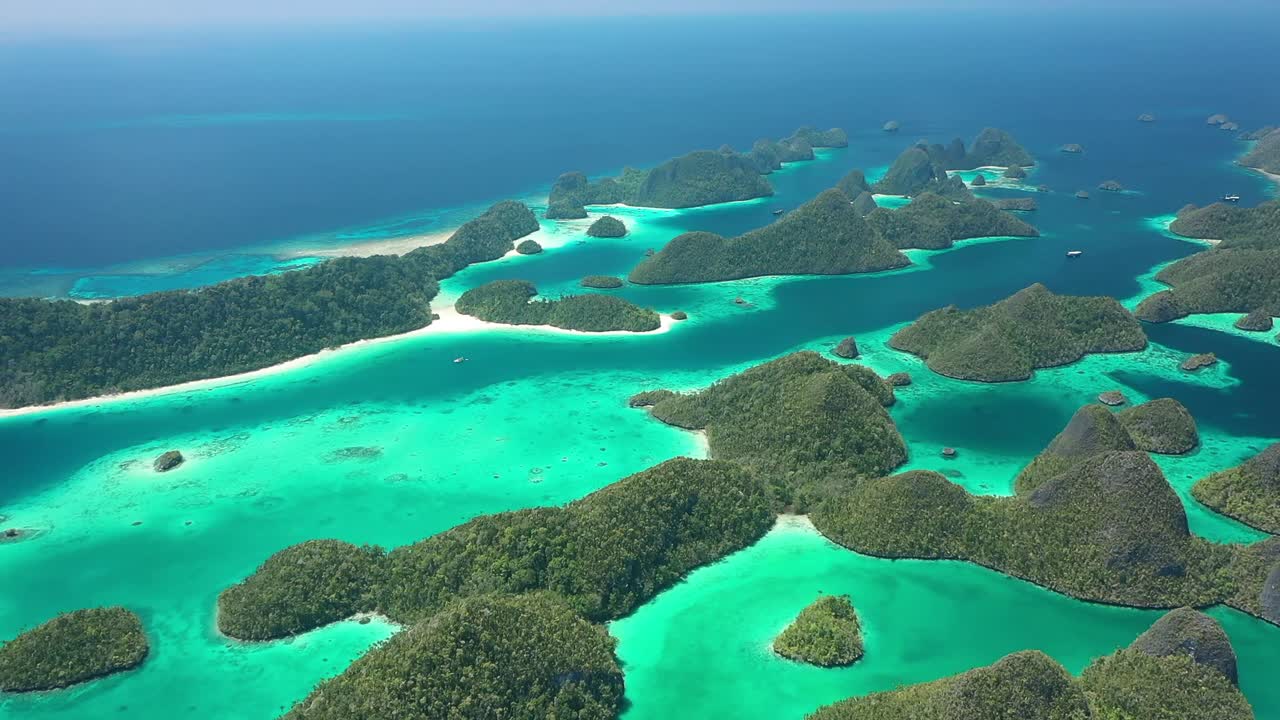 excelente toma aérea de las islas wayag, raja ampat, indonesia