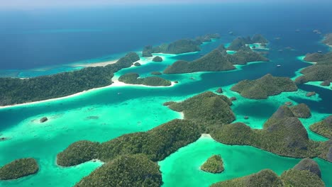 Excelente-Toma-Aérea-De-Las-Islas-Wayag,-Raja-Ampat,-Indonesia