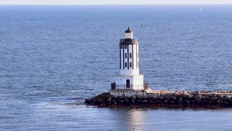 el faro del puerto de san pedro bañado en los cálidos tonos de una impresionante puesta de sol
