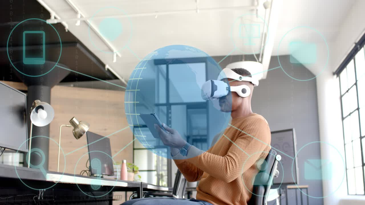Uomo che usa un tablet in ufficio con visore VR, visualizzando dati di rete con sfera olografica sopra il tablet