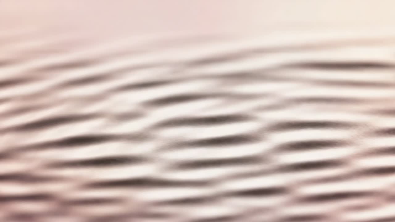 Increspature circolari crescenti che si diffondono da un impulso sulla superficie dell'acqua in studio, con un riflesso speculare