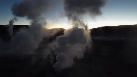 órbitas-Aéreas-Del-Amanecer-Géiseres-Geológicos-Vapor-Caliente-En-Sol-De-Mañana,-Bol