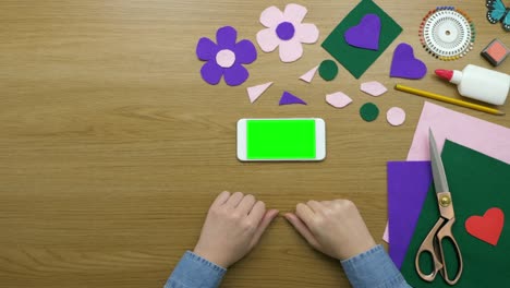 imágenes aéreas de una mujer tocando un teléfono inteligente por equipo de arte