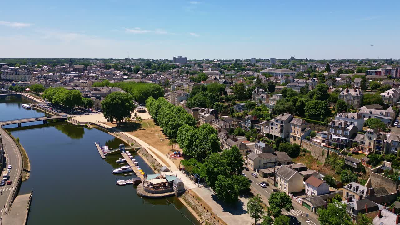 Drone di chuyển về phía trước trên điểm du lịch Halte fluviale de Laval với đường chân trời thành phố Laval, Mayenne, Pháp.