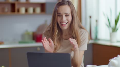 mujer celebrando buenas noticias en la computadora portátil