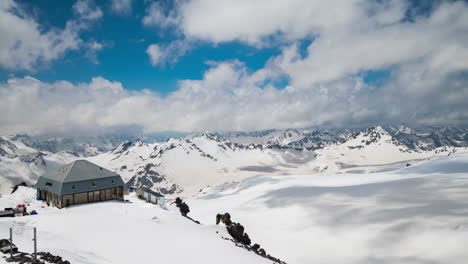 Zeitraffer-Bergwolken-über-Wunderschönen-Schneebedeckten-Gipfeln-Von-Bergen-Und-Gletschern.