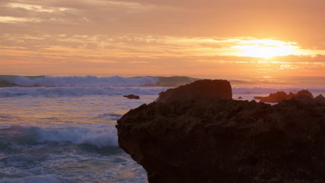 Mächtige-Meereswellen-Rollen-Bei-Sonnenuntergang-Zur-Goldenen-Stunde-An-Der-Algarve,-Portugal