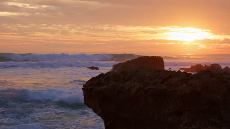 poderosas olas del océano rodando a la hora dorada del atardecer en el algarve, portugal